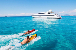 Ibiza: Strand en Grot Rondvaart met Luxe Waterspeelgoed
