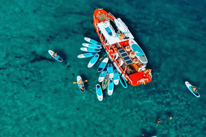 Ibiza: Tour en barco guiado por las calas secretas con barra libre y tapas