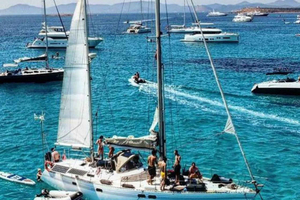 Charter de un día en Ibiza; Es Vedrá al atardecer.