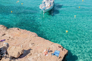 Sant Antoni: trasferimento in traghetto di andata e ritorno per la spiaggia di Cala Salada