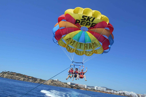 Santa Eulària des Riu: Parasailing-Bootstour mit Getränken