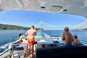 Istanbul: Bosphorus and Black Sea Cruise with Lunch