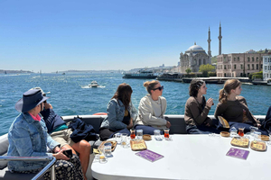 Istanbul: Bosphorus Cruise with Stopover on the Asian Side