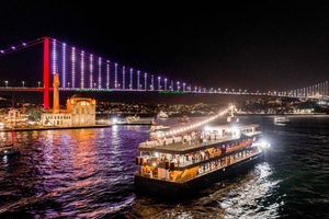 Estambul: Cena en crucero por el Bósforo con espectáculo nocturno turco