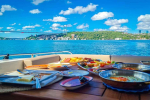Istambul: Cruzeiro de Iate Particular pelo Bósforo com Café da Manhã
