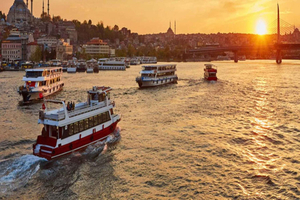 Guidad tur med båt på Bosporen i Istanbul vid solnedgången