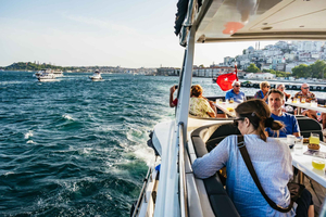 Istambul: cruzeiro ao pôr do sol no Bósforo num iate de luxo