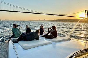 Istanbul: Bosporen Yacht Cruise vid solnedgången med snacks