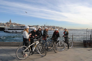 Estambul: Tour de medio día en bicicleta y barco por Eurasia