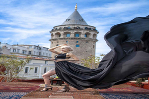 Fotografering på taket i Istanbul med flygande klänning