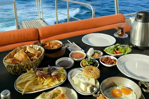 Estambul: Crucero matinal en yate por el Bósforo con desayuno turco