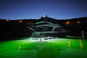 Istanbul: Private Bosphorus Yacht with Tour Guide and Snacks