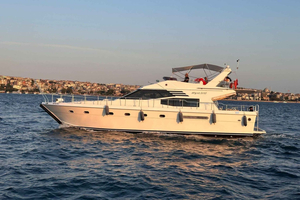 Estambul: tour privado en yate de lujo por el Bósforo con aperitivos.