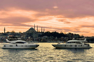 Istambul: cruzeiro ao pôr do sol em iate de luxo para grupos pequenos com lanches