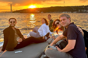 Estambul: tour en grupo reducido en yate con vino ilimitado