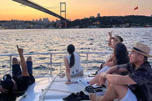 İstanbul:Sunset Bosphorus Yacht Tour Wiht snacks and guide.