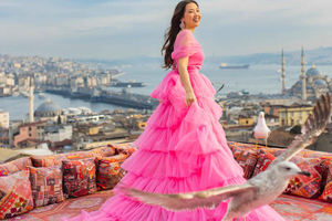 Sesión de fotos con vestido volador en una azotea de Estambul