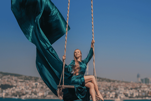 swingfotoshoot met zwierige jurk en drankje