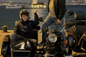 Nattkörning med vintage-sidovagnsmotorcykel