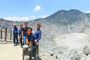Excursión a Bandung : Volcán, Campos de Café, Aguas Termales