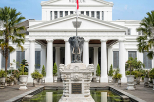 Discover Jakarta walking tour city center