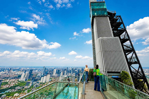 Kaupunkikierros illalla ja Sky Gardenin pääsylippu