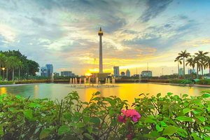 Explore Jakarta at Night: Guided Walking Tour with Tuktuk