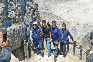 ジャカルタ発：火山、茶畑、水田、温泉