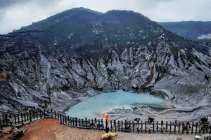 Jakarta : Volcano, Indonesian Coffee Production, Hot spring