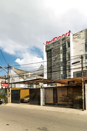 RedDoorz Plus @ Pasar Baru