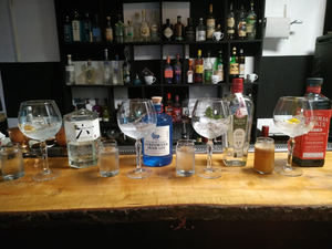 Rabbit Hole Cocktail Bar ראביט הול בר קוקטיילים