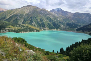 Almaty: tour naar het Grote Almaty-meer, Ayusai, warmwaterbronnen en valkerij