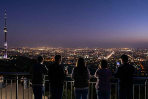 Almaty : lumières nocturnes de la ville et tournée des bars locaux