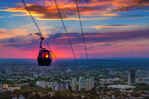 Almaty: Excursão ao Pôr do Sol em Kok-Tobe de Bondinho e Busca no Hotel
