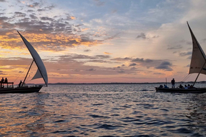 Lamu Island: Sunset Dhow Cruise with Snacks and Drinks