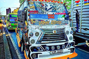 Nairobi: Kibera Slum Walking Tour With Decorated Matatu Ride