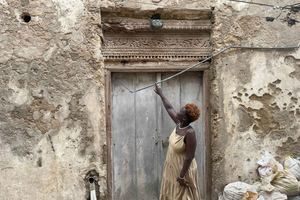 Visita guiada a las puertas talladas en swahili por una talladora de madera: isla de Lamu