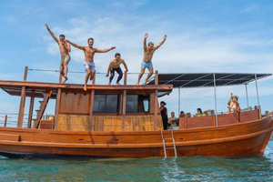 Halbtägige Bootsfahrt auf einem Holzboot mit Schnorcheln