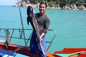 Koh Samui: Tagestour zum Angeln mit Begleitboot mit Herrn Tu