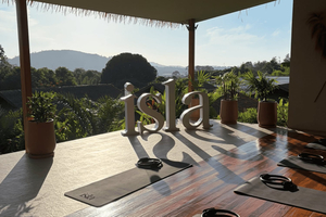 Matten-Pilates-Kurs in einer Dschungel-Sala von Isla