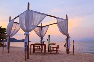Privates Strand-Abendessen mit Wein im Malibu Resort