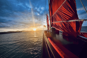 Entspannende Dinner-Bootsfahrt bei Sonnenuntergang mit Hotel-Transfer