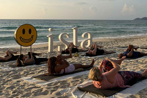 Yoga am Strand bei Sonnenaufgang, Gastgeberin: Isla