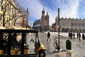 Krakow: Guided City Tour by Golf Buggy with Hotel Pickup