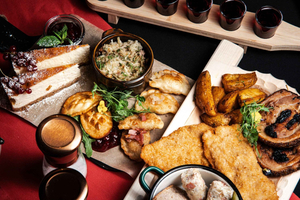 Krakow: Polish Folk Dinner with Vistula River Cruise