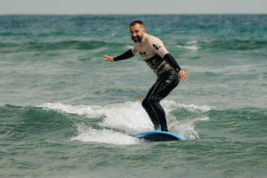 Lanzarote : cours de surf avec une école locale + pack de photos
