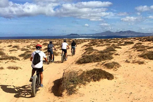 Vanuit Corralejo: Fuerteventura begeleide e-bike/e-scooter tour