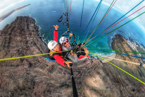 tandem paragliding over vulkanen en de Atlantische Oceaan