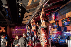 Las Vegas: Country Bar Crawl by Party Bus w/ Mixed Drinks