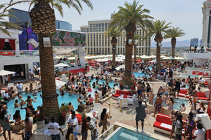 Las Vegas : Pool Crawl w/ Party Bus, Open Bar & VIP Entry